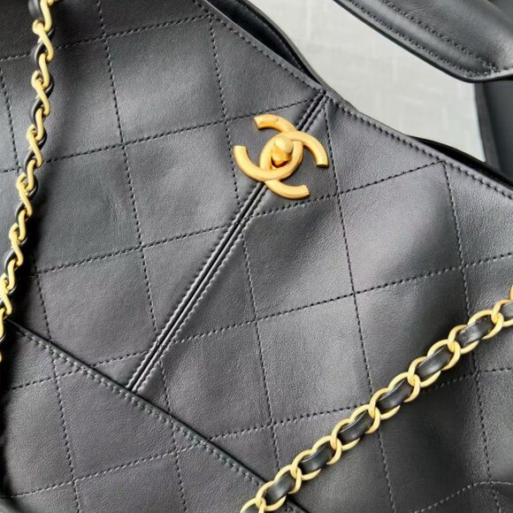 Classic CHANEL Bag: A Stylish and Versatile Choice for Elegance - Picture 6 of 7